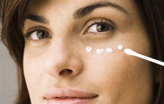 La mejor manera de utilizarla es acompañada de unos movimientos circulares en las zonas en donde haya detectado la presencia de arrugas y manchas.