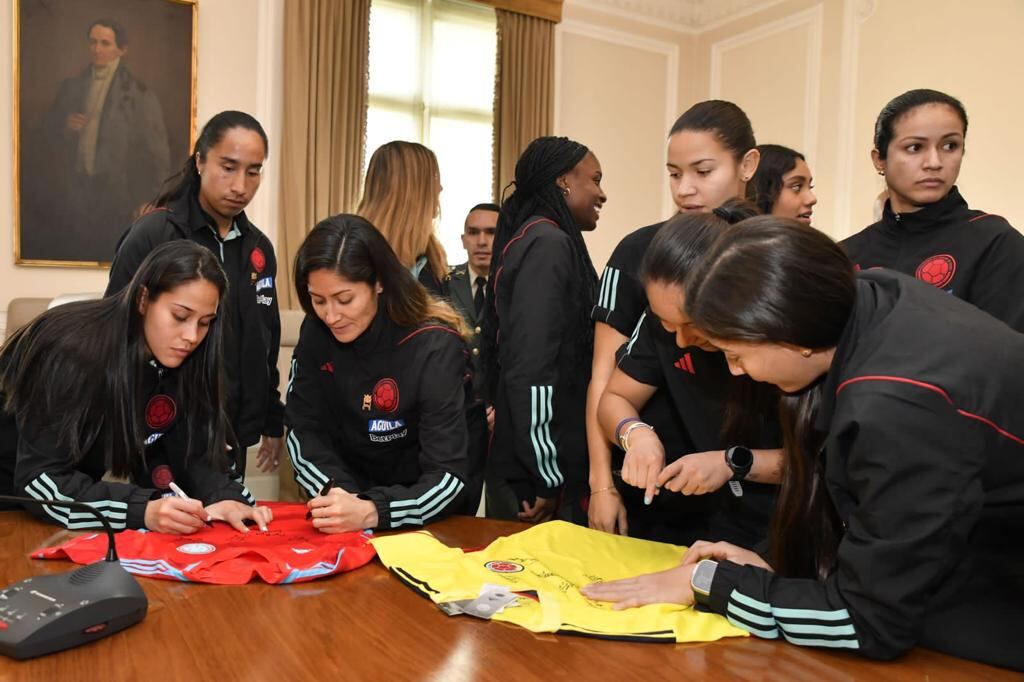 La Selección Colombia, incluido su cuerpo técnico recibió la Cruz de Boyacá.