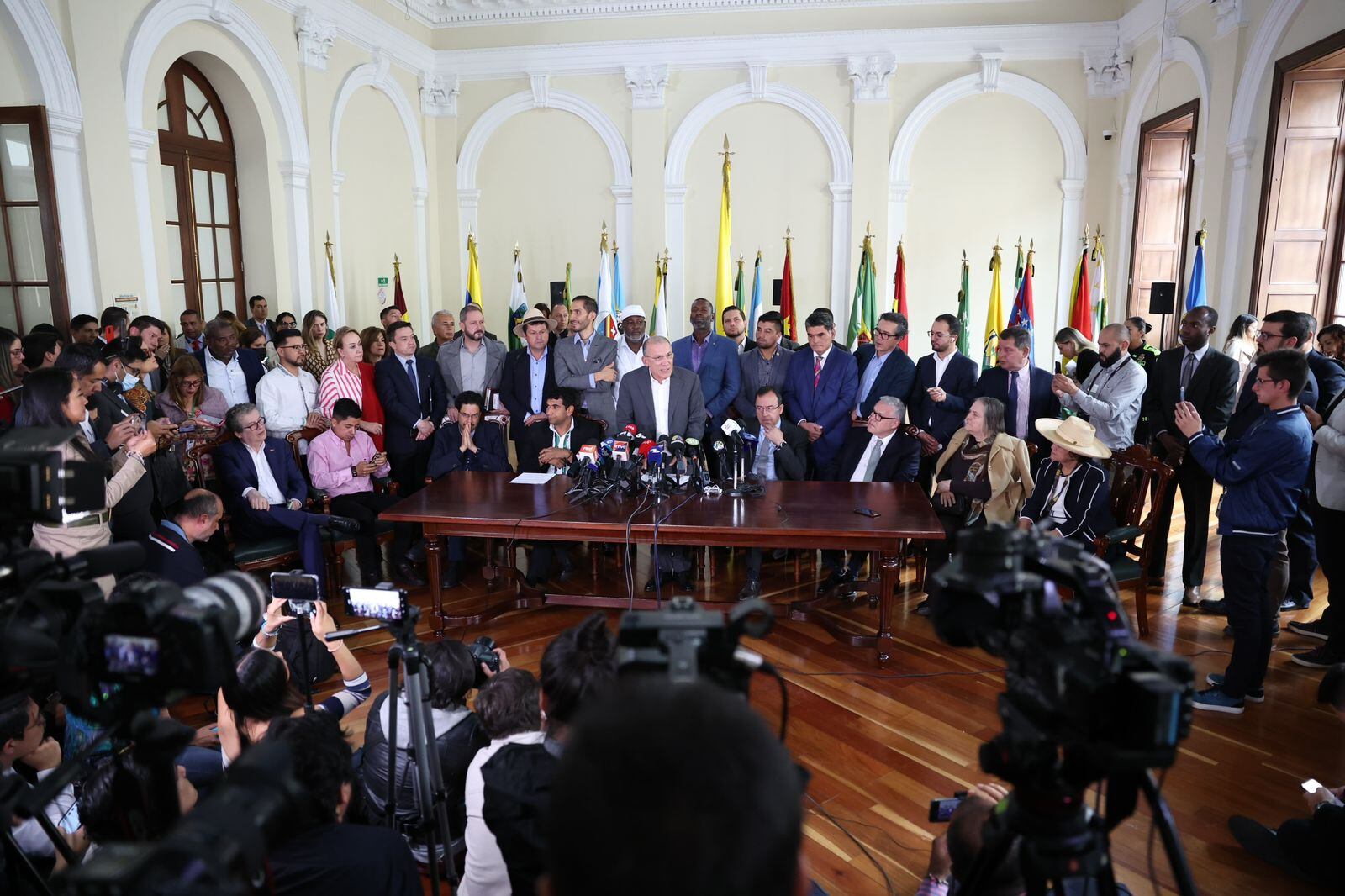 El Gobierno Petro radicó en el Congreso la Ley de sometimiento.