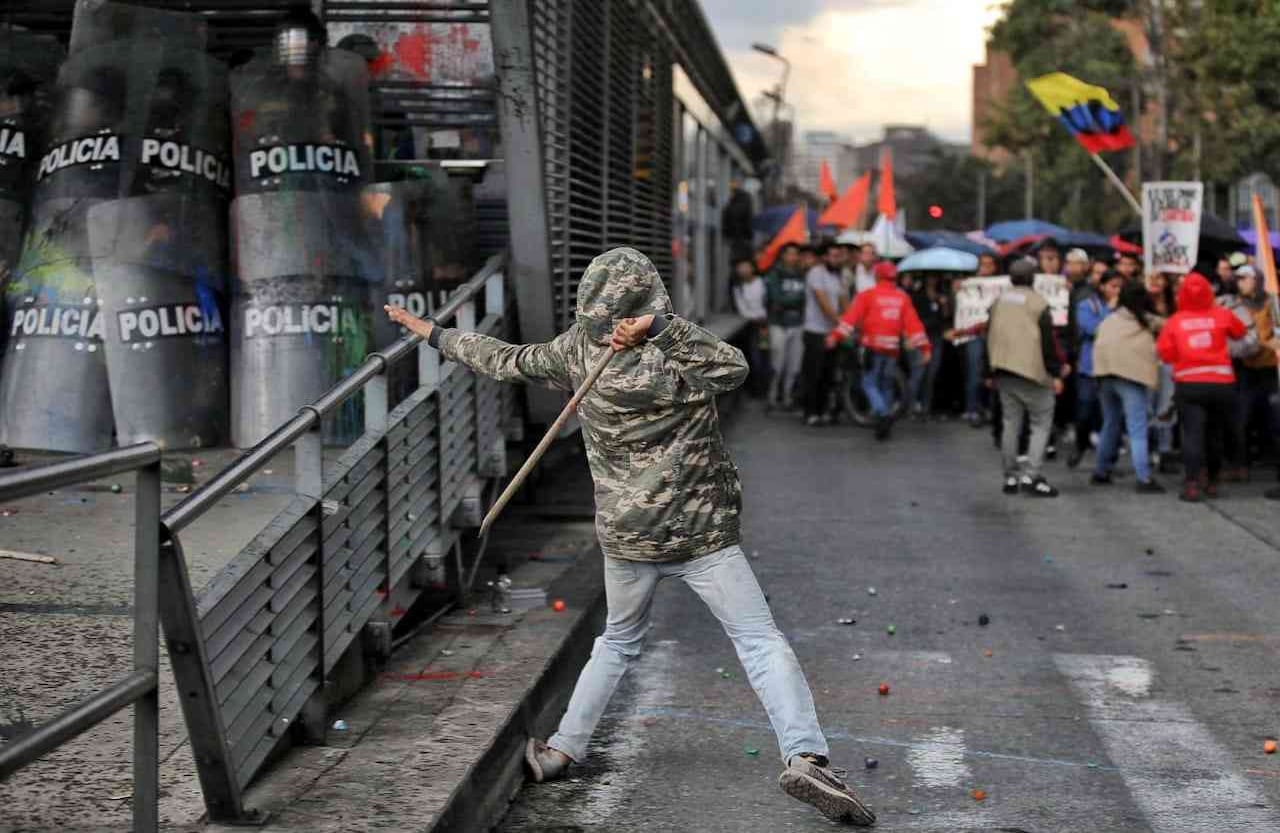 En el recorrido hacia la Plaza de Bolívar, algunos manifestantes intentaron agredir a miembros del Esmad que tuvieron que resguardarse en una estación de TransMilenio.