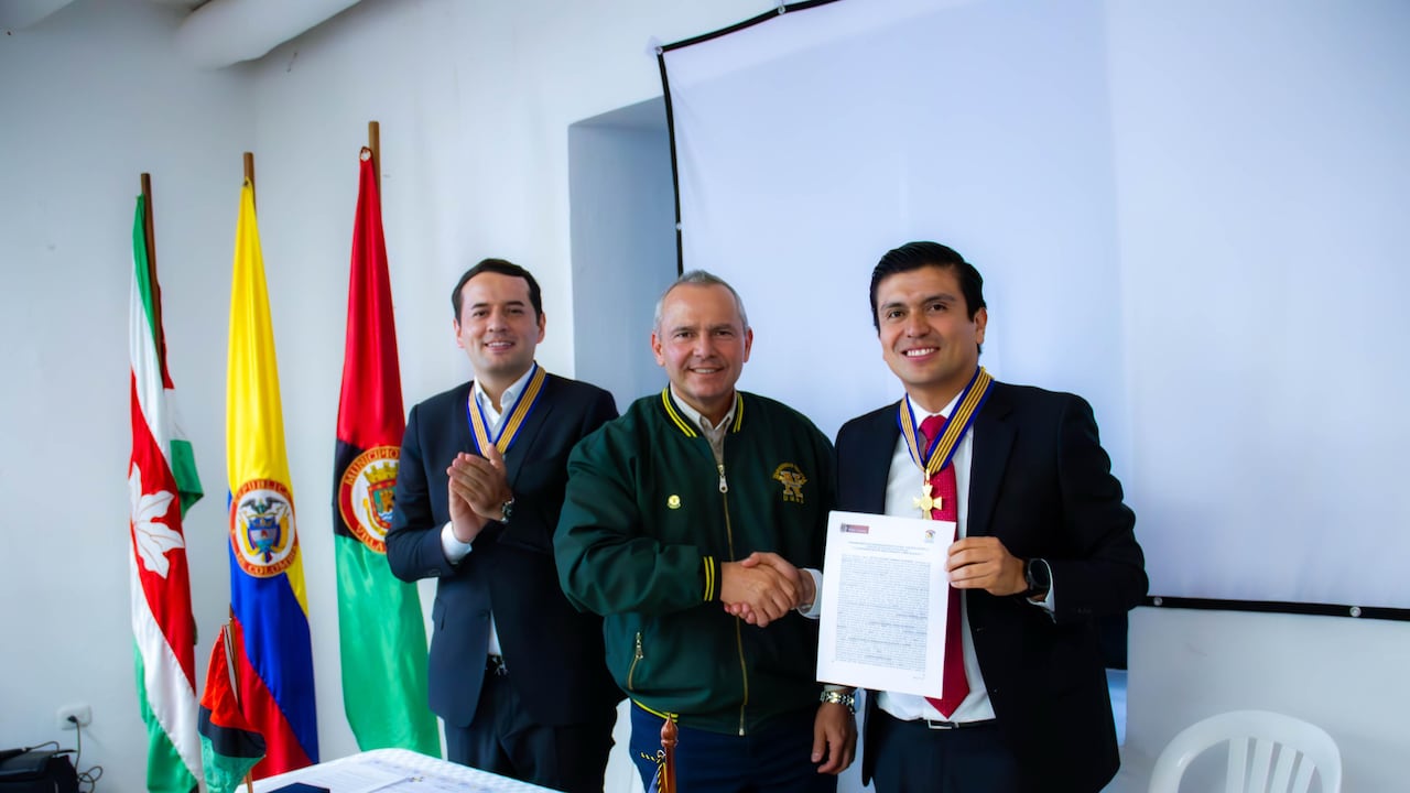De izquierda a derecha: Wilmer Castellanos, representante a la Cámara por Boyacá; MG. (r) Javier Ayala, rector de la UMNG, y Víctor Gamboa, alcalde de Villa de Leyva, durante la firma del acuerdo para el proyecto de regionalización.