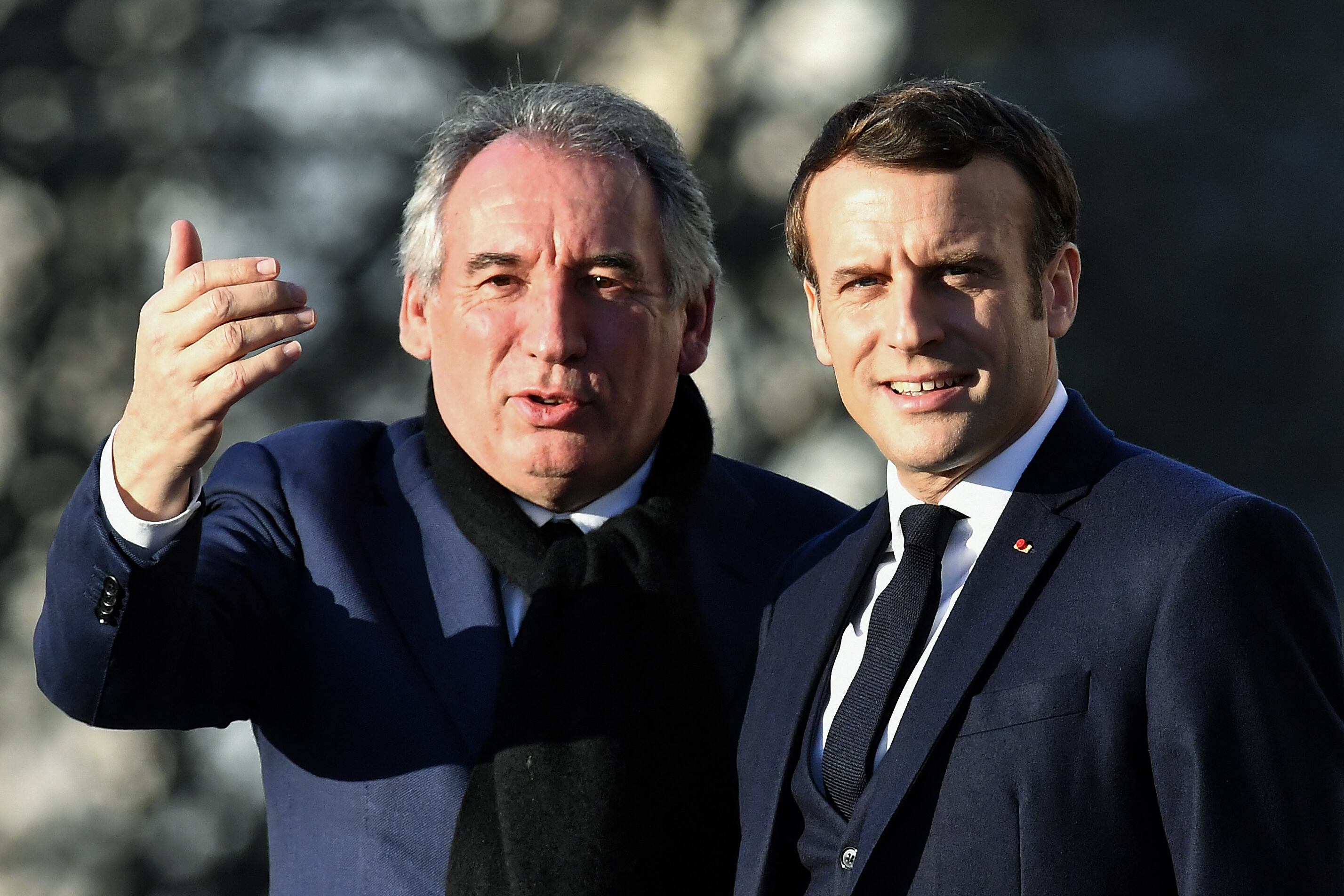 El presidente francés Emmanuel Macron (R) y el alcalde de Pau, Francois Bayrou, llegan para asistir a una cumbre sobre la situación en la región del Sahel en la ciudad de Pau, en el sur de Francia, el 13 de enero de 2020.