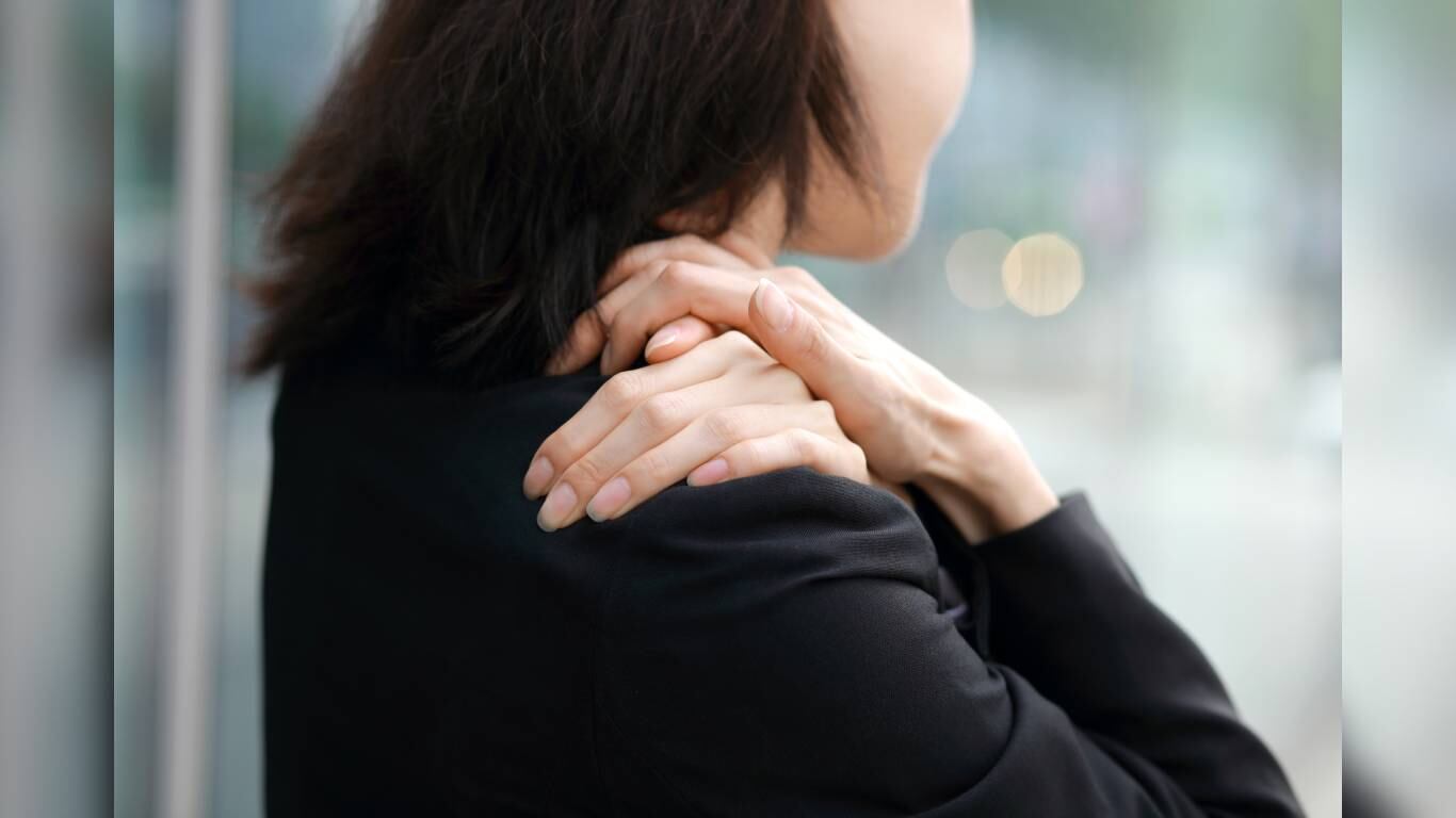 Las malas posturas aumentan el riesgo de la degeneración de los discos lumbares. Foto: Getty Images.