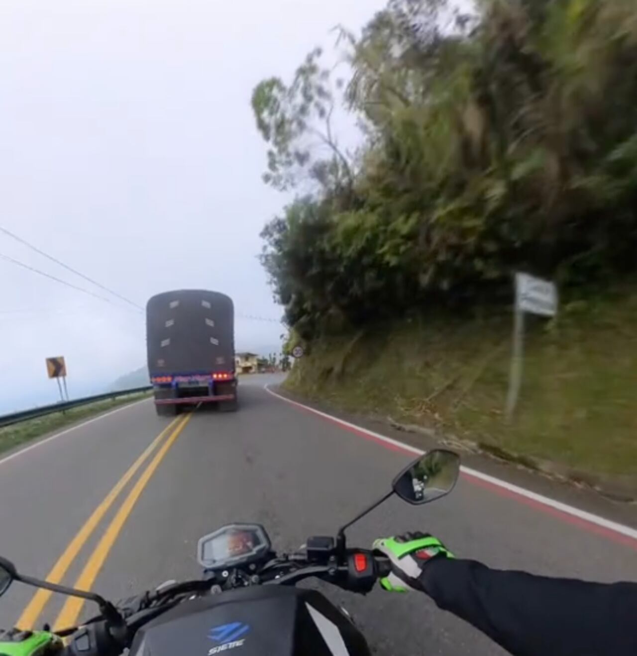 Las líneas rojas sirven para reforzar la información sobre una zona de alta accidentalidad.