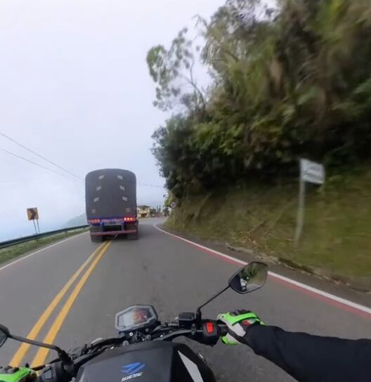 Las líneas rojas sirven para reforzar la información sobre una zona de alta accidentalidad.