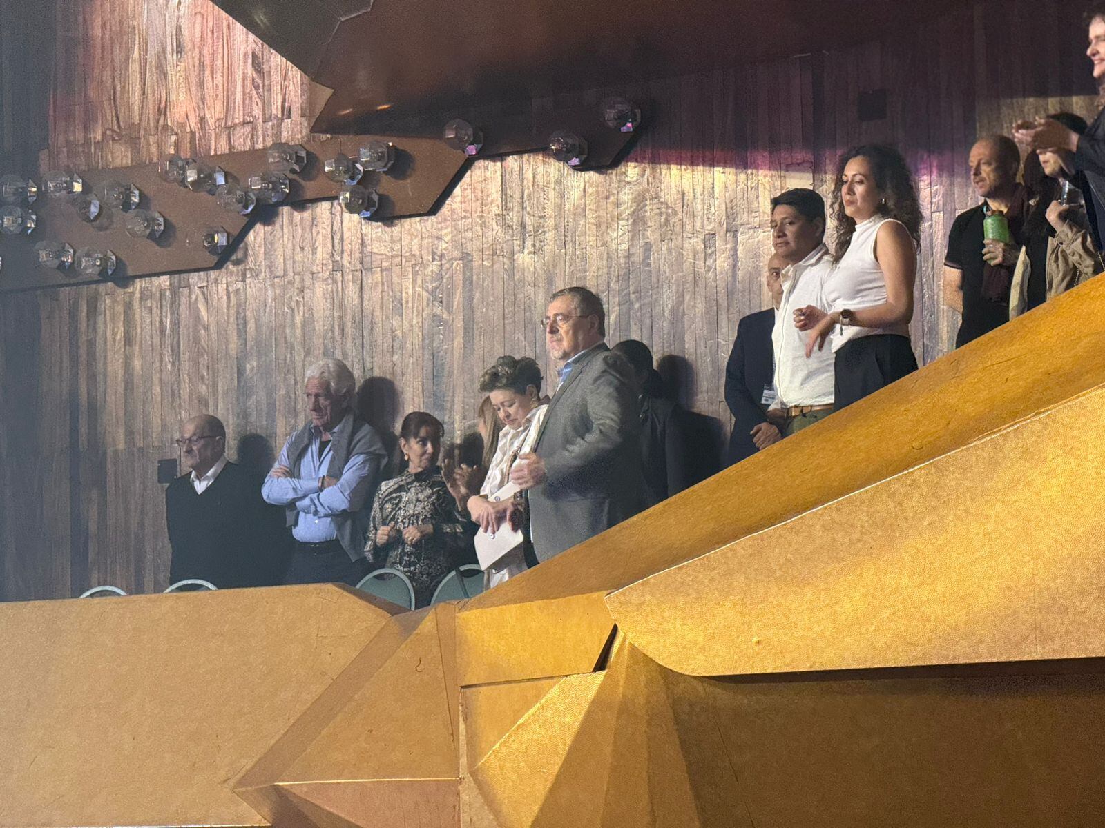 El presidente de Guatemala, Bernardo Arévalo, entre los asistentes al concierto de Ricardo Arjona.