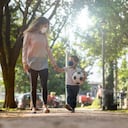 Durante la pandemia retomar la actividad física se ha convertido en una necesidad. Los padres buscan actividades que los niños puedan realizar en parques cercanos a sus viviendas.