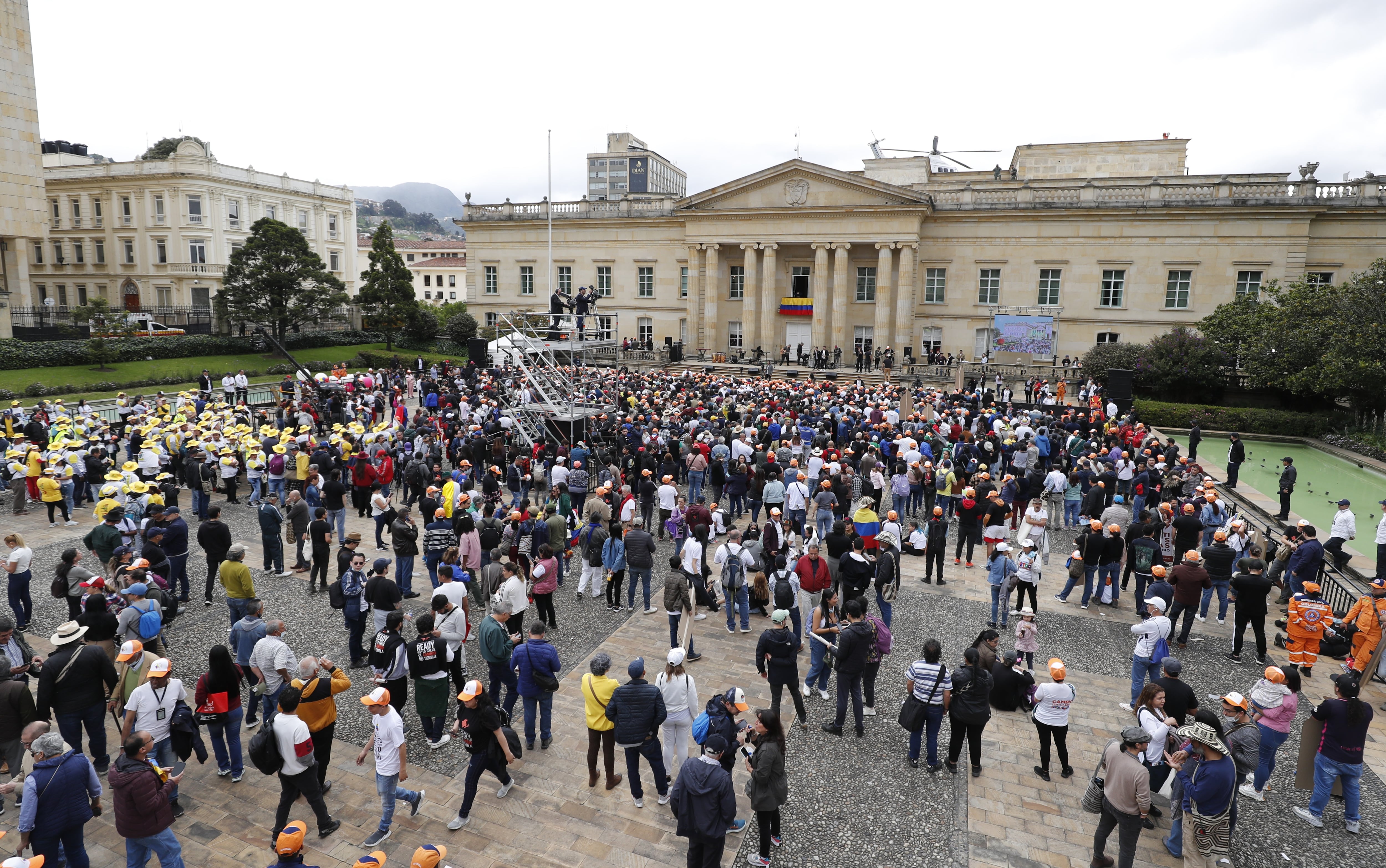 Ingreso a la plaza de armas para el discurso en el balcón del Presidente Gustavo Petro