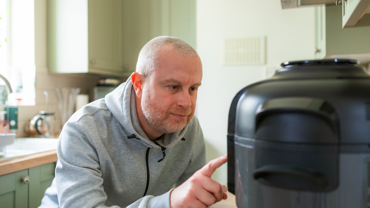 Estas son algunas señales de que su freidora de aire está fallando y podría dejar de funcionar pronto.