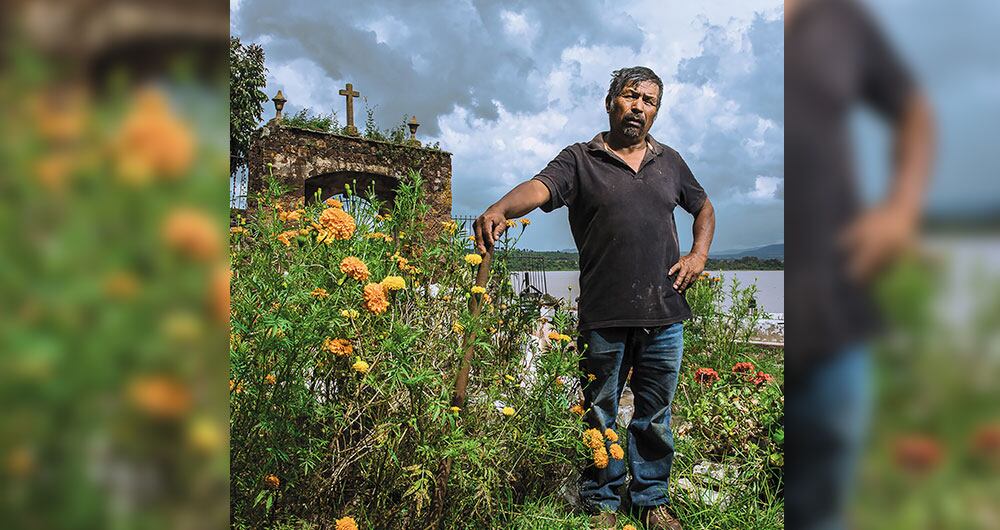 Santiago Reyes es el panteonero del cementerio de Janitzio, en Michoacán