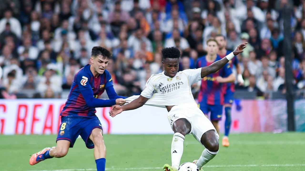 Pedri y Vinicius disputando un balón en el clásico de Barcelona vs. Real Madrid