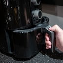 Limpiar de manera adecuada la freidora de aire es fundamental para evitar cualquier complicación.