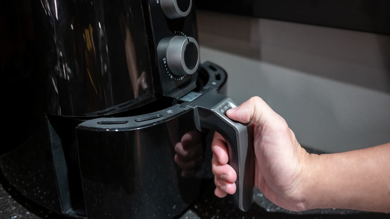 Limpiar de manera adecuada la freidora de aire es fundamental para evitar cualquier complicación.