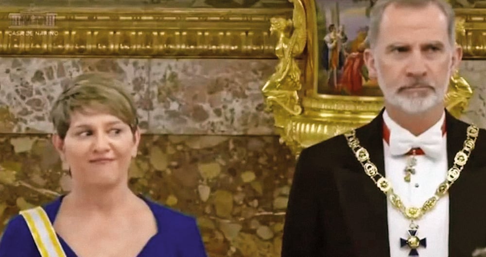 La primera dama Verónica Alcócer, quedó registrada haciendo cómicas expresiones junto al rey Felipe.