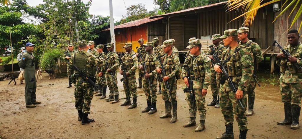 Brigadier general (R) Óscar Murillo, entregando órdenes a los soldados.