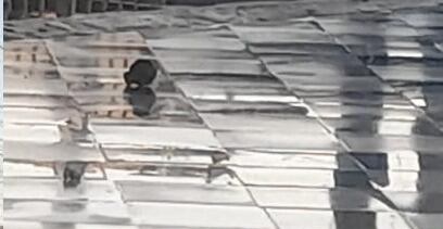 Así fue dejada la granada de aturdimiento en la terraza de un establecimiento.