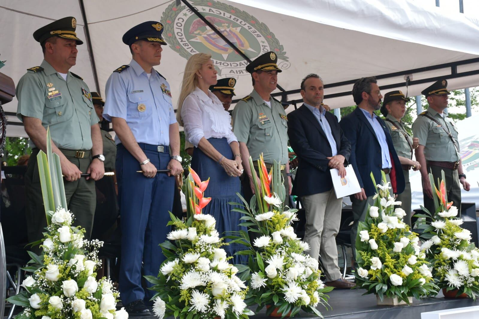 Acto de posesión de la Policía Valle del Cauca. Dilian Francisca Toro y Alejandro Eder presentes en el acto.