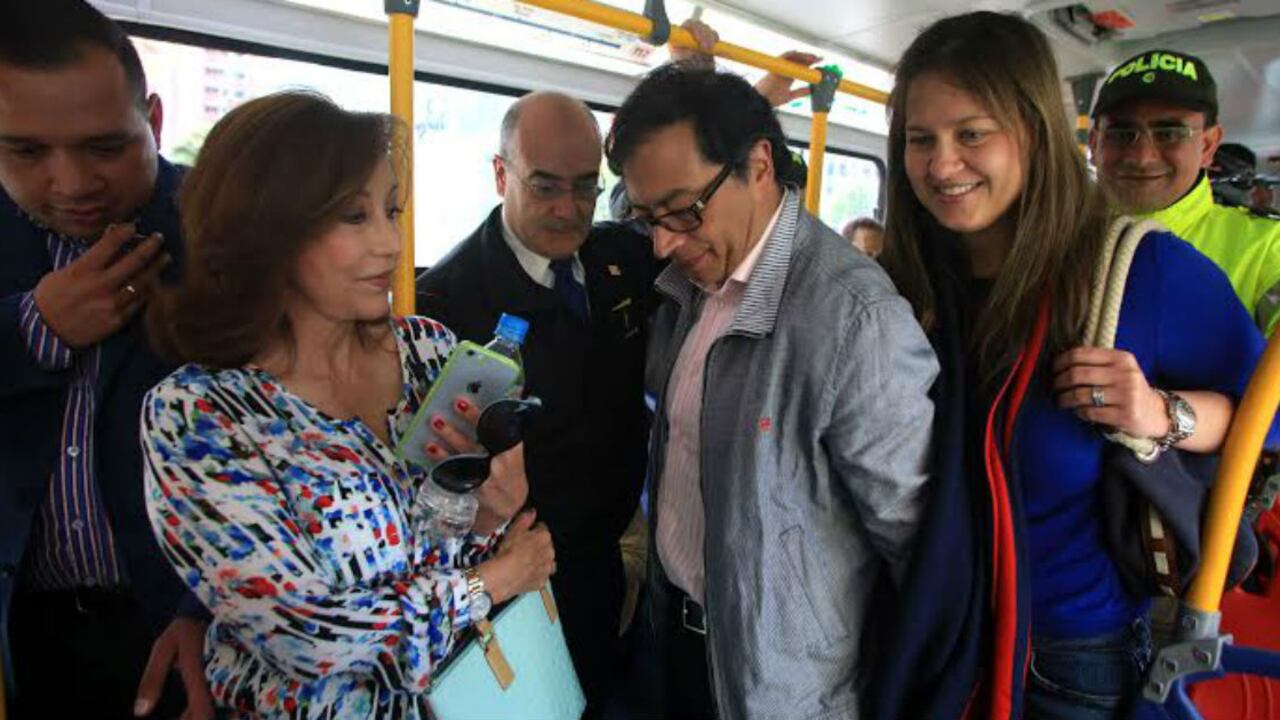 El alcalde Gustavo Petro lanzó la propuesta luego de montar en el SITP.