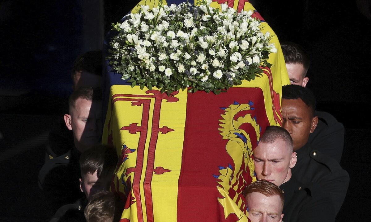 La princesa Ana, única hija mujer de la reina, acompaña el féretro en su viaje aéreo de Edimburgo a Londres