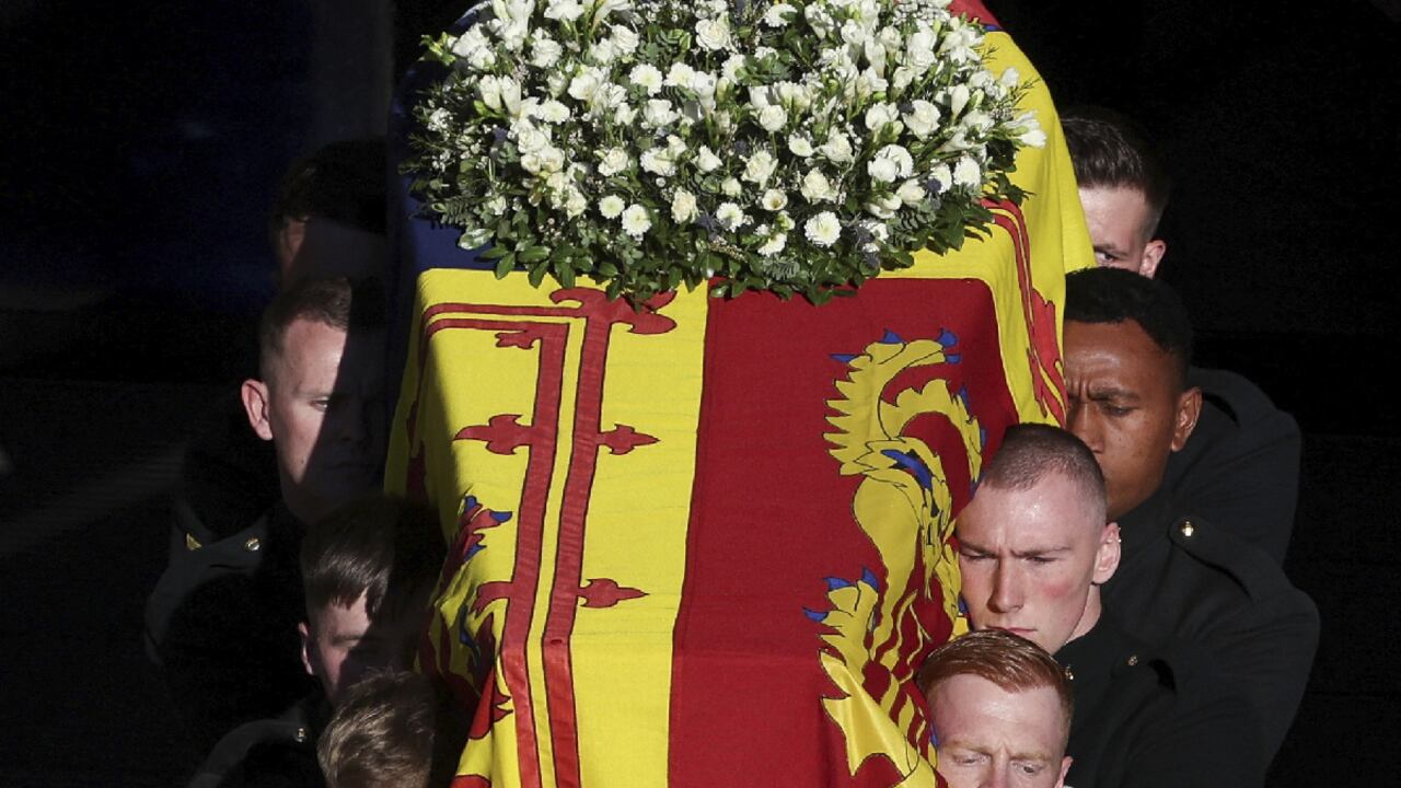 La princesa Ana, única hija mujer de la reina, acompaña el féretro en su viaje aéreo de Edimburgo a Londres