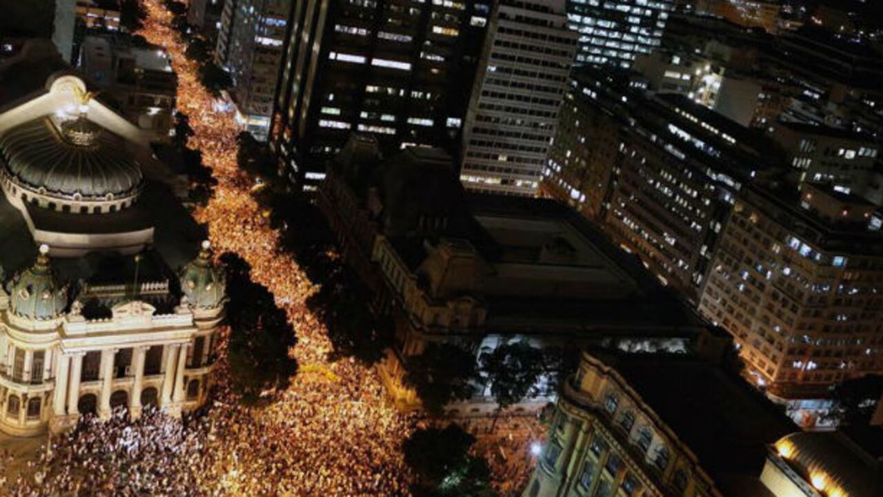 Miles de personas se concentraron hoy de nuevo en algunas ciudades de Brasil para protestar por el alza del precio del transporte público, después de que manifestaciones anteriores acabaran en confrontaciones con la policía.