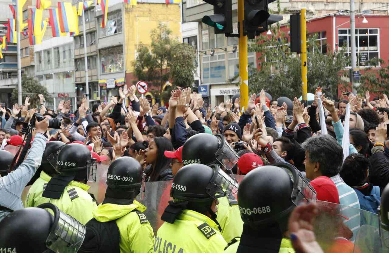 La polarización que vive en el país se vive con mucha intensidad en las afueras de la Corte Suprema de Justicia, mientras el expresidente Uribe rinde indagatoria. Así como están seguidores eufóricos del ex presidente, también asisten sus más enconados adversarios. Foto. Guillermo Torres Reina 