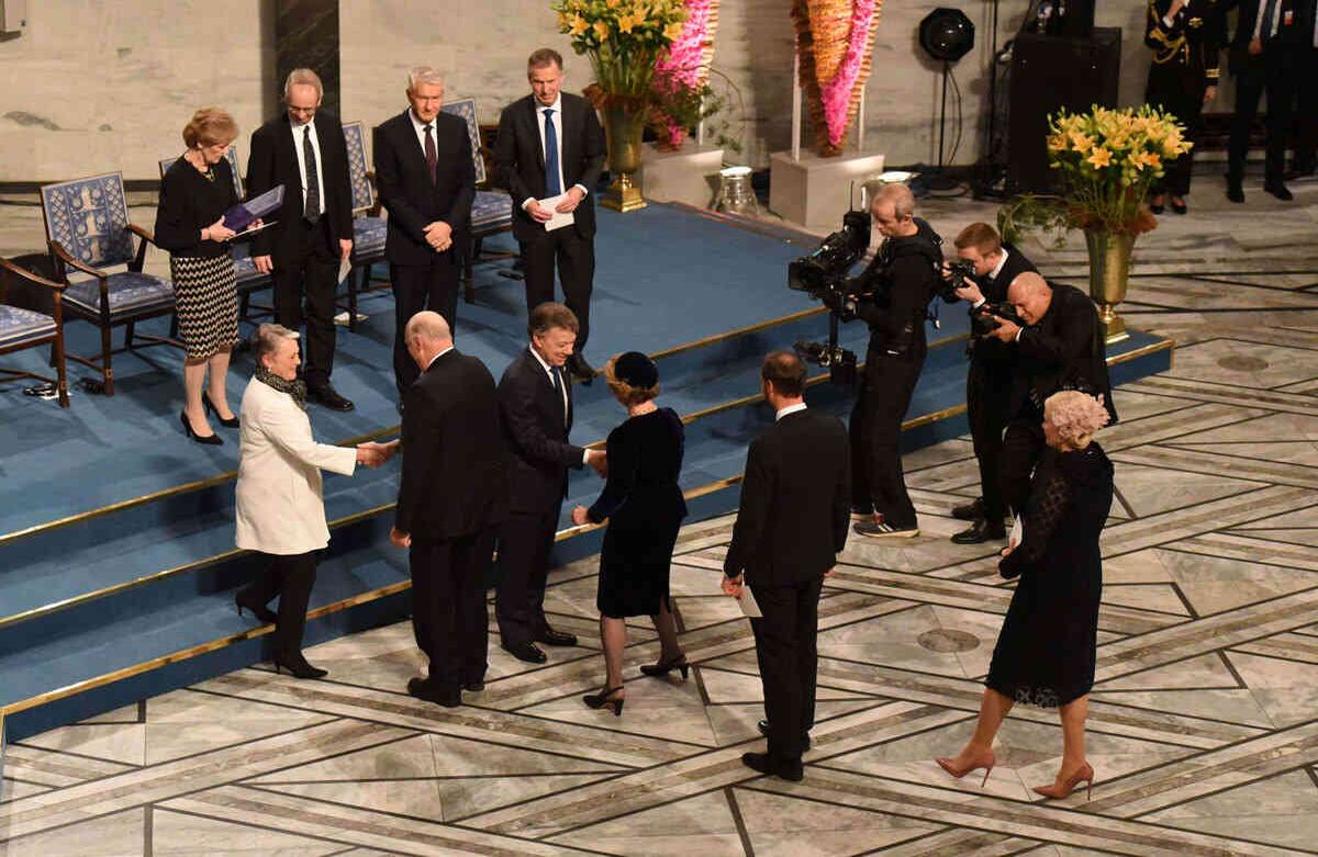 El Nobel de Paz y el saludo de la familia real de Noruega 