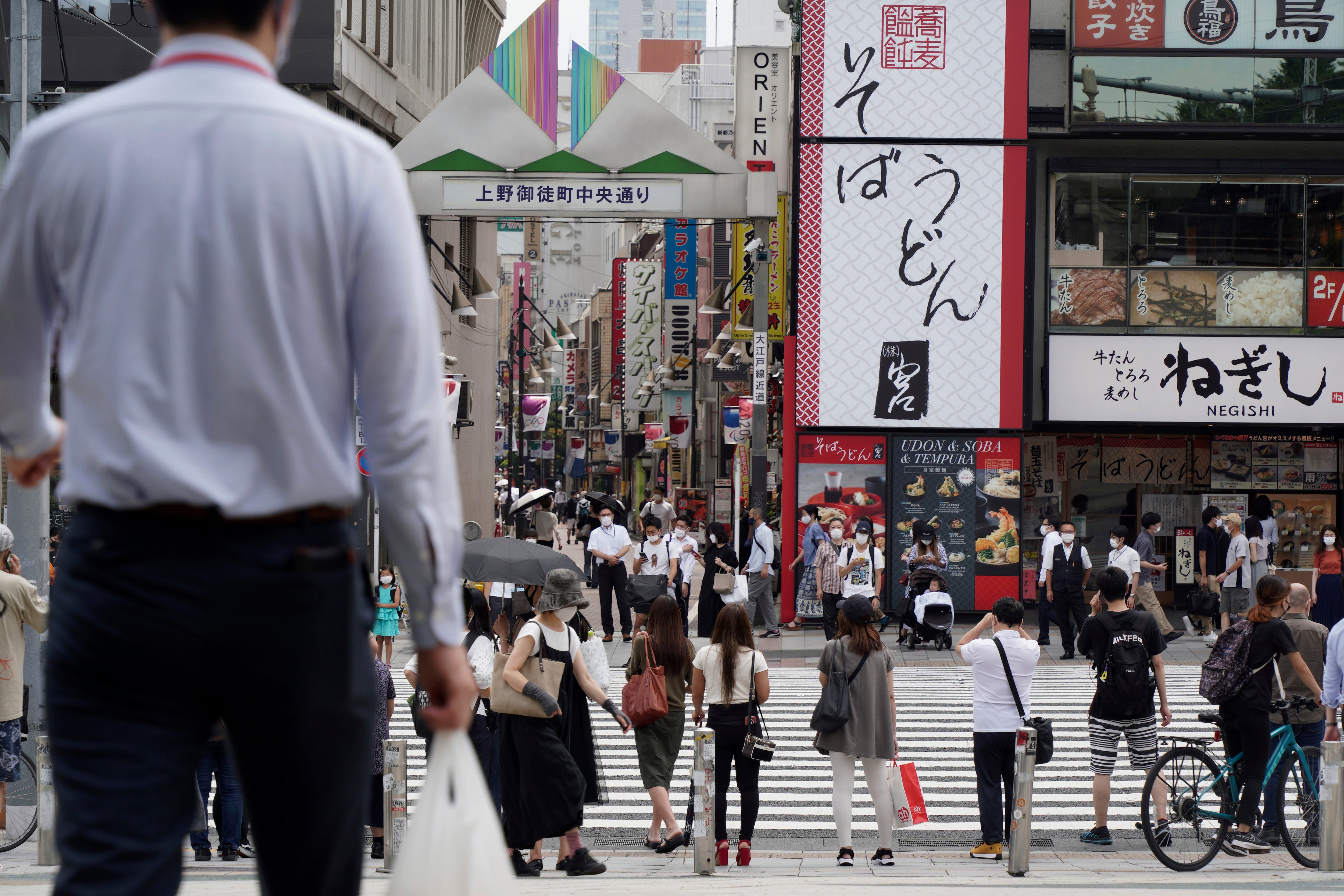 Personas caminando cerca de la estación Ueno, en Tokio, el 30 de julio de 2021. (AP Foto/Kantaro Komiya)