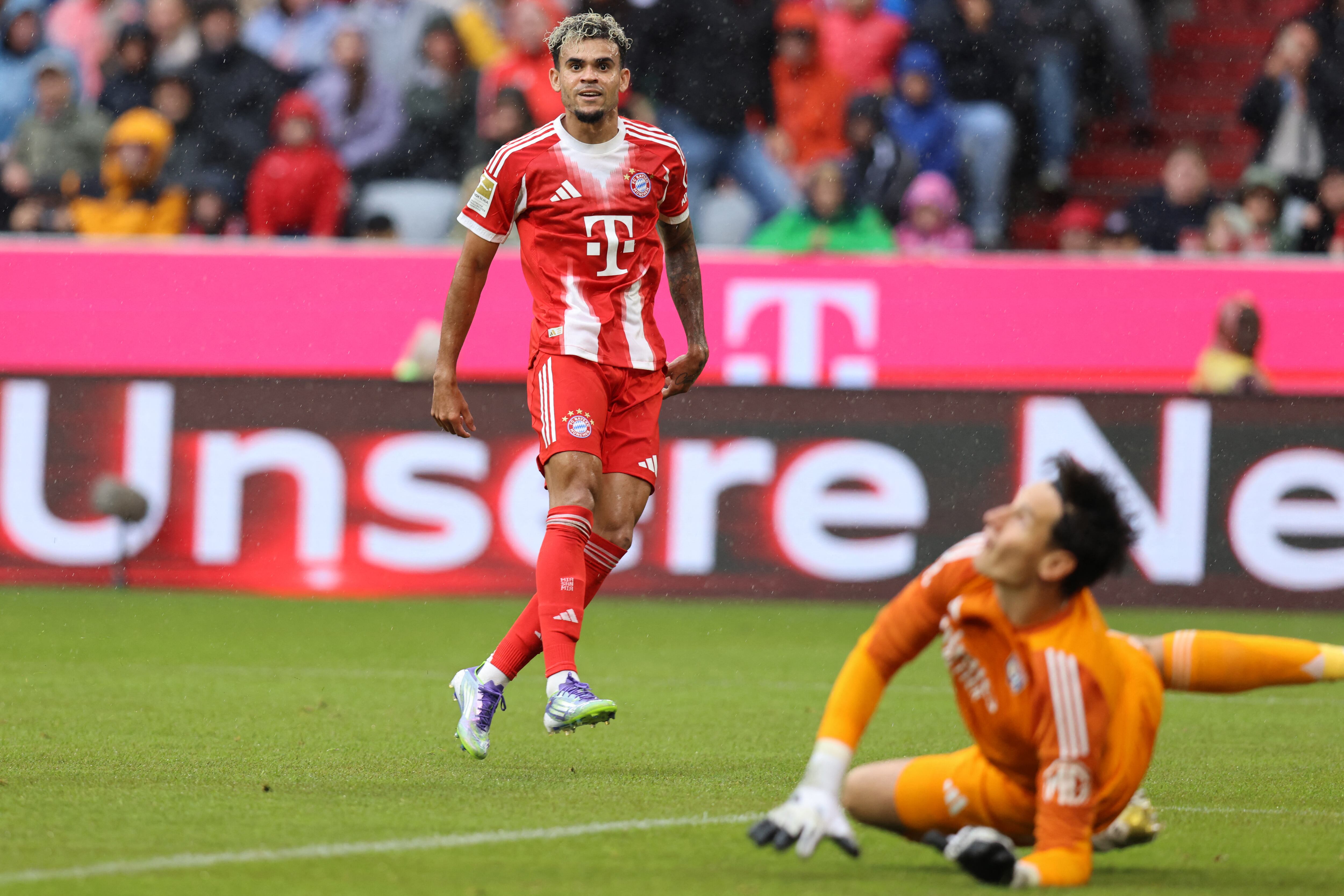 El delantero colombiano #14 del Bayern Múnich, Luis Díaz, observa el balón durante el partido amistoso entre el Bayern Múnich y el Olympique Lyon en Múnich, sur de Alemania, el 2 de agosto de 2025. (Foto de Alexandra BEIER / AFP)