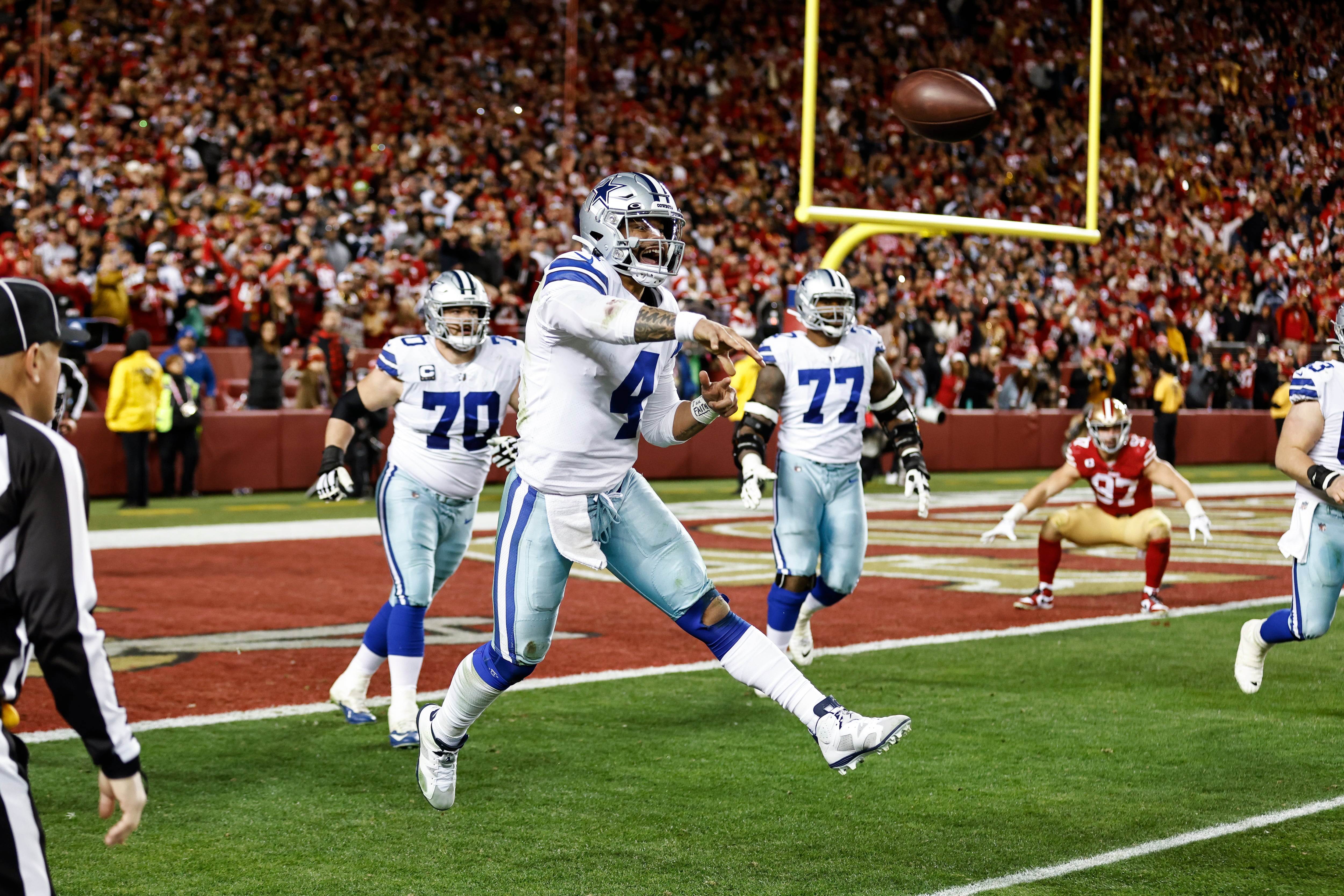 Dak Prescott #4 de los Dallas Cowboys pasa a la carrera durante un partido de fútbol de la ronda divisional de la NFL entre los San Francisco 49ers y los Dallas Cowboys en el Levi's Stadium el 22 de enero de 2023 en Santa Clara, California . (Foto de Michael Owens/Getty Images)