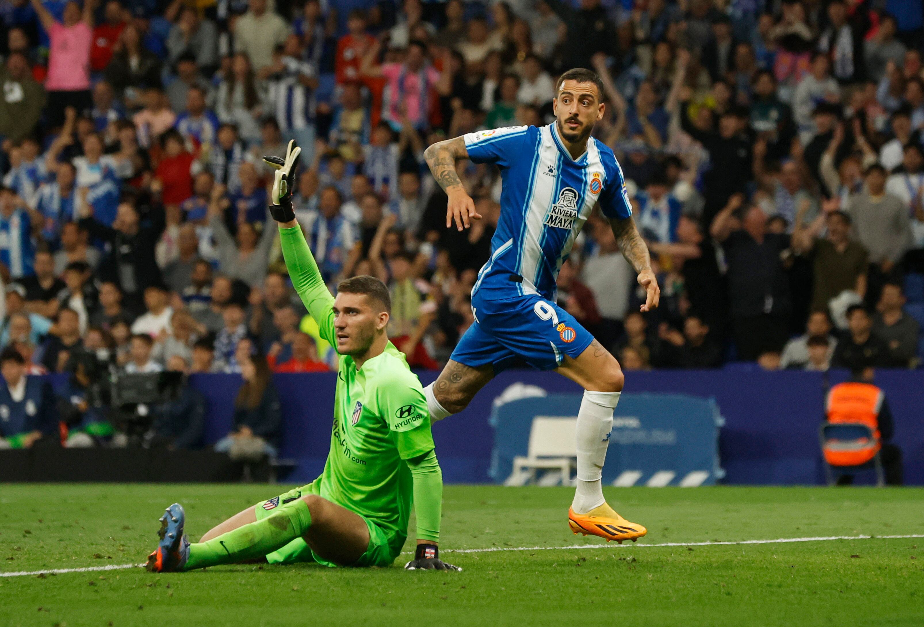 Soccer Football - LaLiga - Espanyol v Atletico Madrid - RCDE Stadium, Cornella de Llobregat, Spain - May 24, 2023 Atletico Madrid's Ivo Grbic and Espanyol's Joselu react REUTERS/Albert Gea