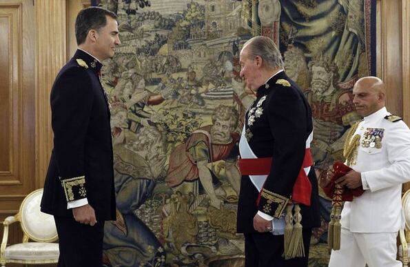 El rey Felipe  VI ha participado en el primer acto oficial de su reinado, recibir la banda roja del Capitán General de las Fuerzas Armadas de su padre Juan Carlos. (AP)