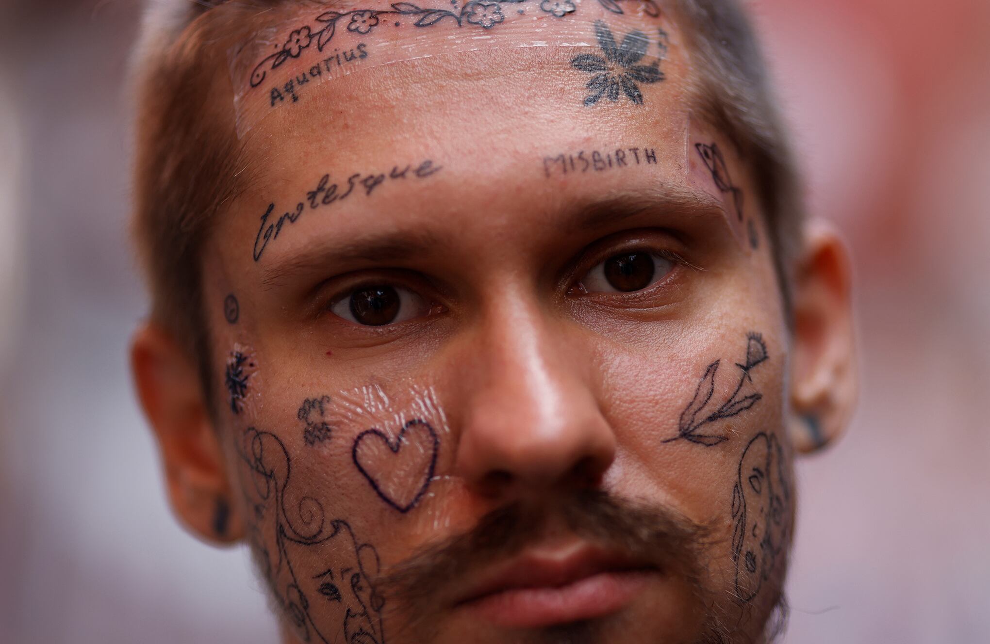 En imágenes : Los ucranianos se hacen tatuajes para recaudar fondos para el ejército ucraniano