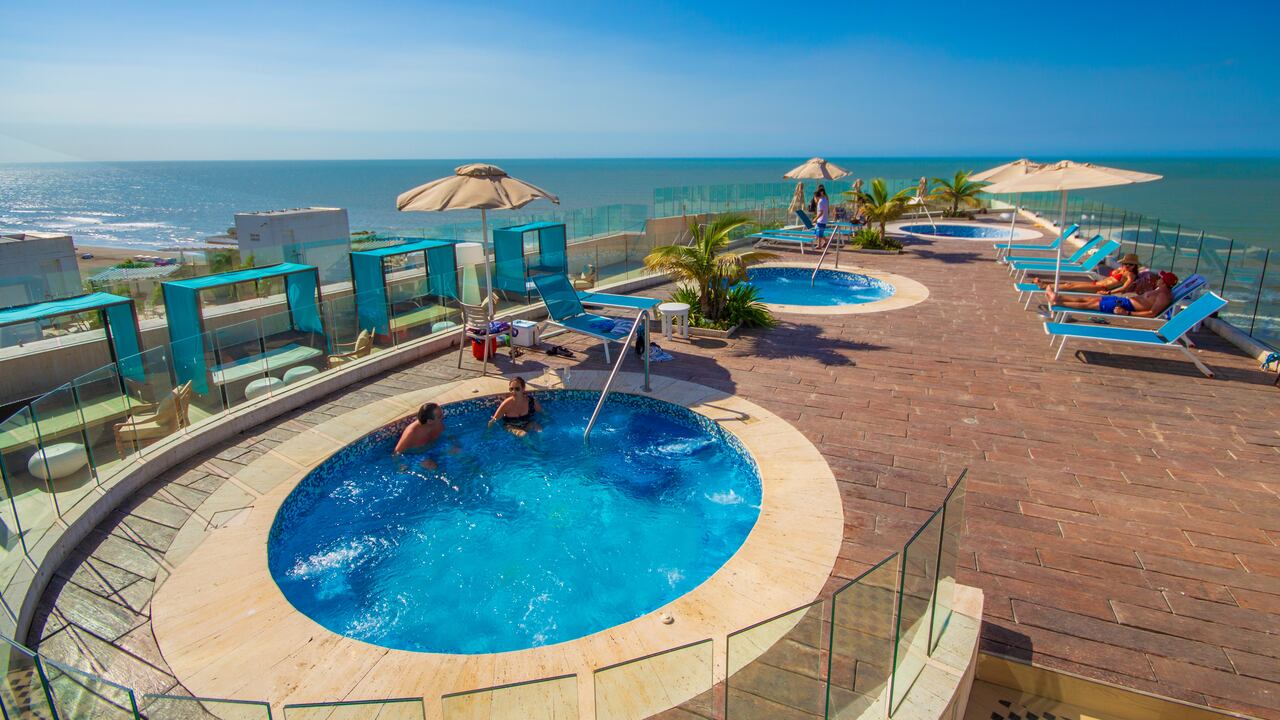 El solar en la terraza, donde encontrará tres jacuzzis circulares, rodeados de camas para asolearse, que permiten observar el horizonte en pleno.