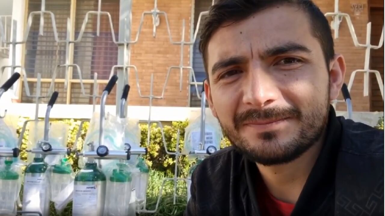 Él es Scott Traveling, el youtuber mexicano que rifa sus autos para donar tanques de oxígeno a enfermos de coronavirus