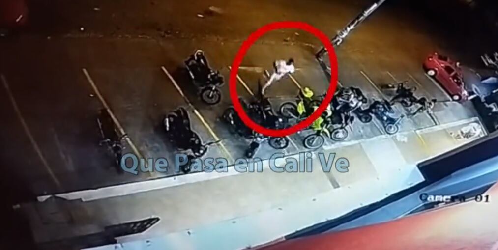 Revelan impresionante video de cómo asesinaron a un hombre en restaurante de Cali; no les importó que había dos policías en el lugar.