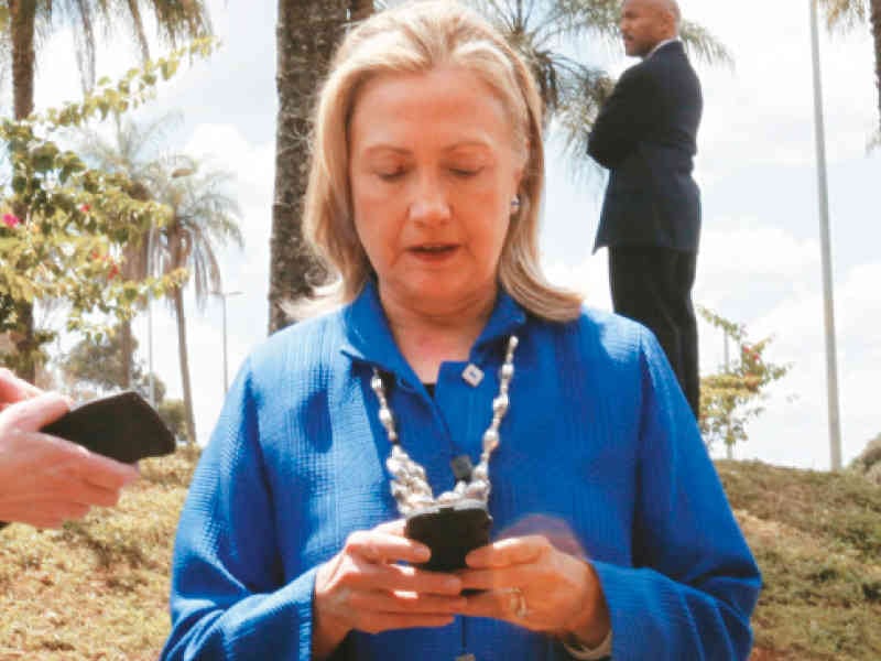 1 Los e-mails. A Clinton se le acusa de haber actuado con negligencia al usar un servidor privado para gestionar su correspondencia electrónica. También, de haber destruido las evidencias que podrían probar que puso en riesgo la seguridad nacional al darle un uso irresponsable a información clasificada. Se trata de un problema que la candidata arrastra desde 2013, que sin embargo parecía haber quedado zanjado a mediados de año, cuando el FBI concluyó que no había argumentos suficientes para abrirle un proceso. No obstante, el sábado el director del FBI, James Comey, alborotó el avispero a menos de 11 días de las elecciones con una carta dirigida al Congreso de la “existencia de ‘e-mails’ que parecen ser pertinentes” para la investigación. 