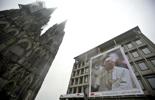 En la catedral de Colonia, Alemania, tienen un cartel gigante con un retrato del papa Benedicto XVI, quien dejará el Papado el 28 de febrero. (EFE)