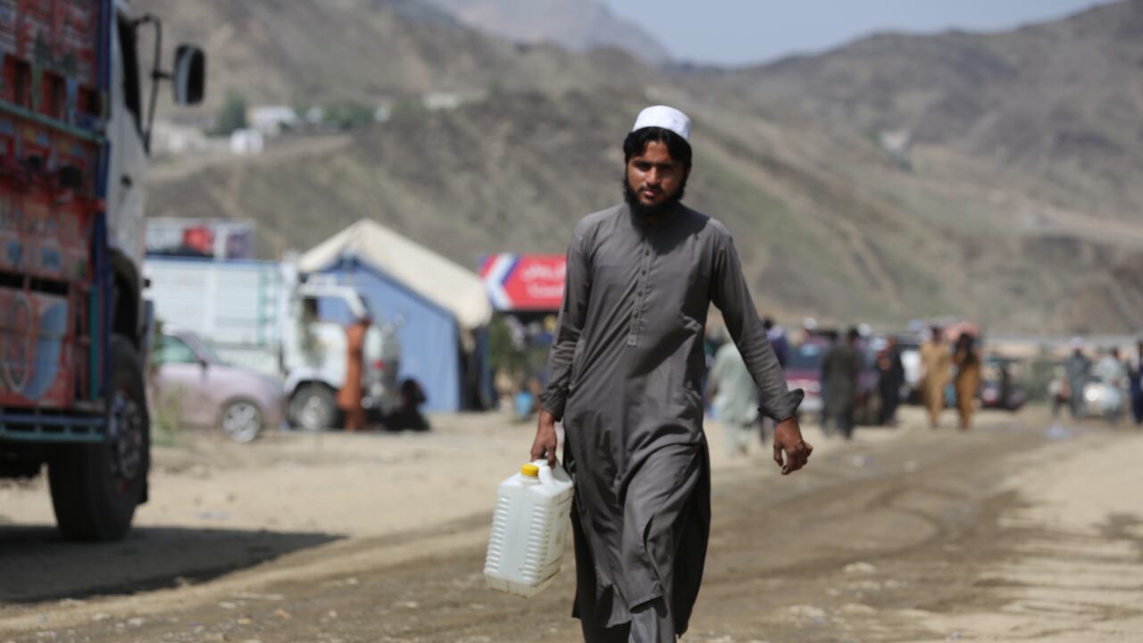 Un gran número de migrantes afganos indocumentados se congregan en el cruce fronterizo de Torkham