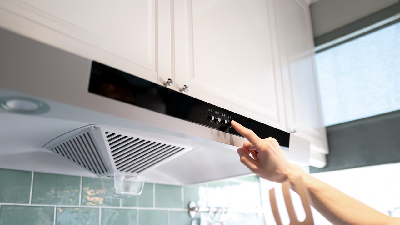 Un extractor elimina los malos olores y ayuda con la limpieza de la cocina.