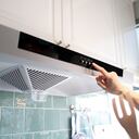 Un extractor elimina los malos olores y ayuda con la limpieza de la cocina.