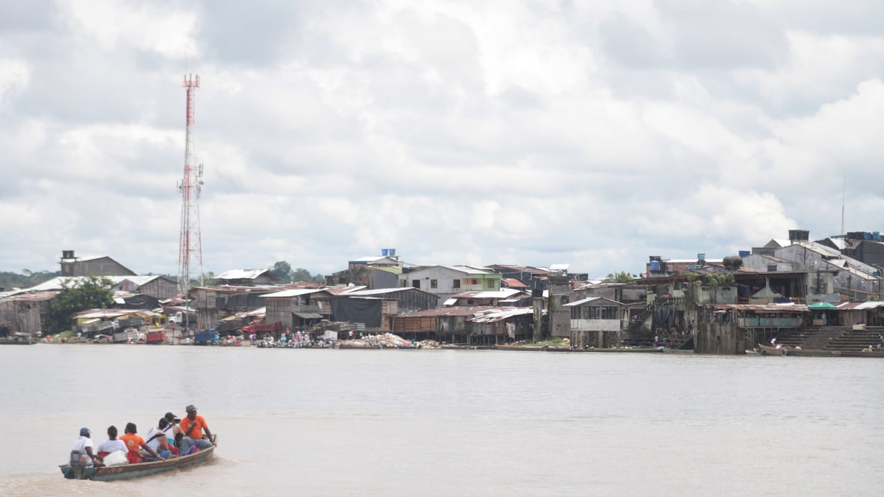 Una lancha con los ludotecarios Carmen y Franz, que regresan a Quibdó luego de su visita semanal a una de las comunidades cercanas.