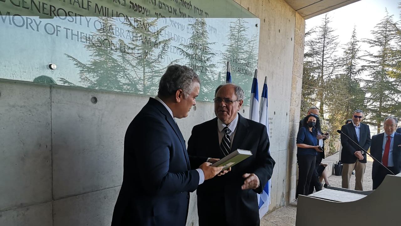 Iván Duque rindió homenaje a víctimas del holocausto