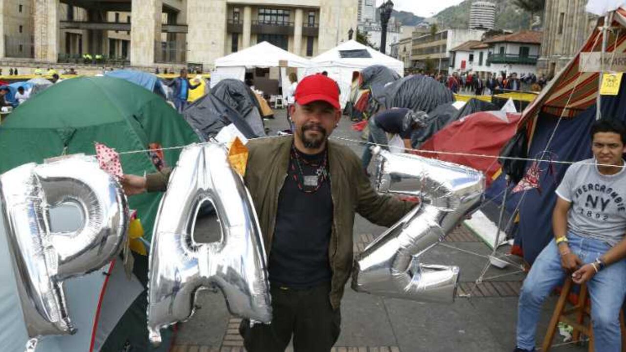 Ary Capella, encargado de la logística, frente a la entrada del campamento. Fotos: Guillermo Torres.