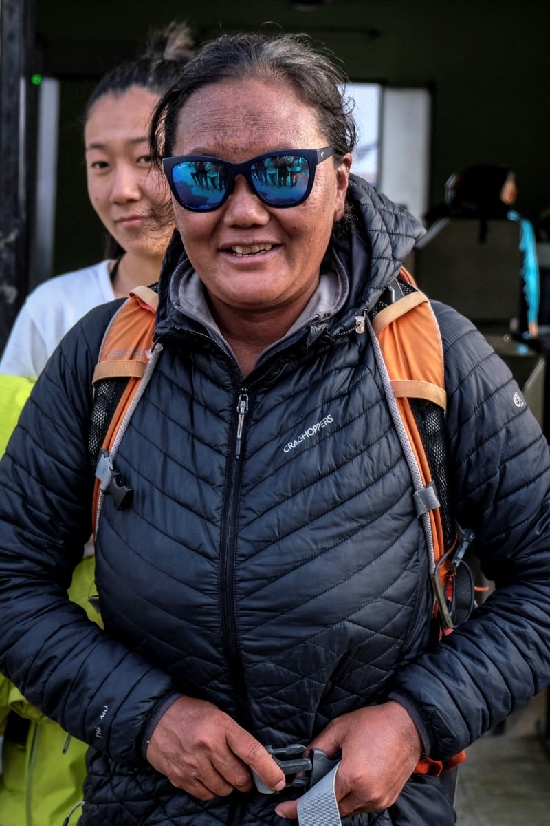 La alpinista nepalí Lhakpa Sherpa reacciona al llegar a un aeropuerto después de su exitosa décima cumbre del Monte Everest, en Katmandú el 17 de mayo de 2022. (Foto de BIKASH KARKI / AFP)