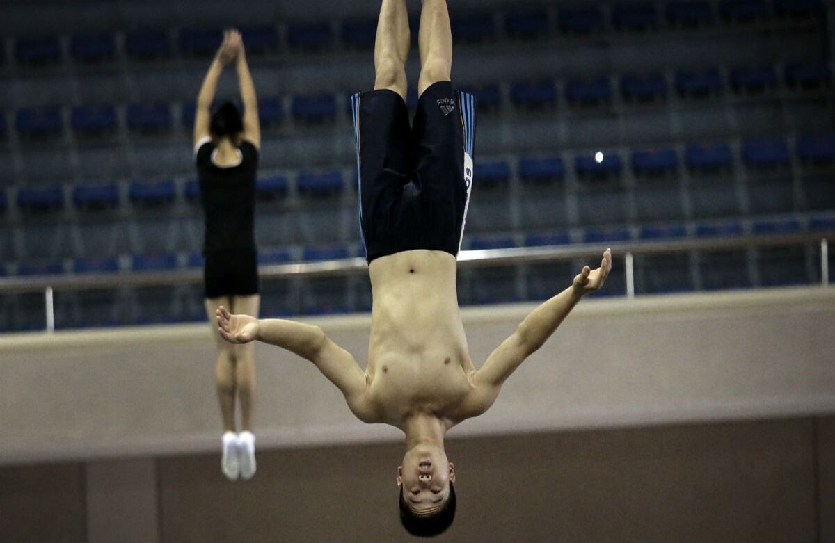 Atletas norcoreanos practican en un trampolín para los Juegos Asiáticos de 2014, que se llevarán a cabo en Incheon, Corea del Sur. (AP)