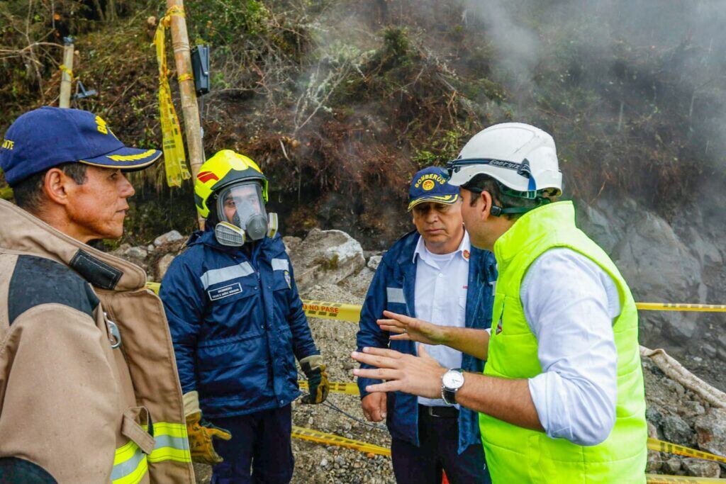 El proceso incluyó la realización de una perforación de la capa asfáltica (apiques) para aplicar agua de manera controlada en los focos de calor detectados