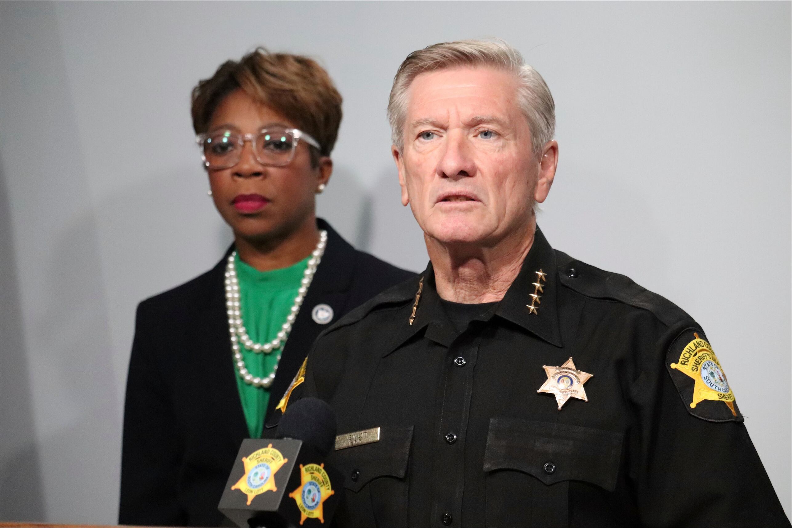 El jefe policial del condado Richland, Leon Lott, derecha, es acompañado por la concejal Gretchen Barron