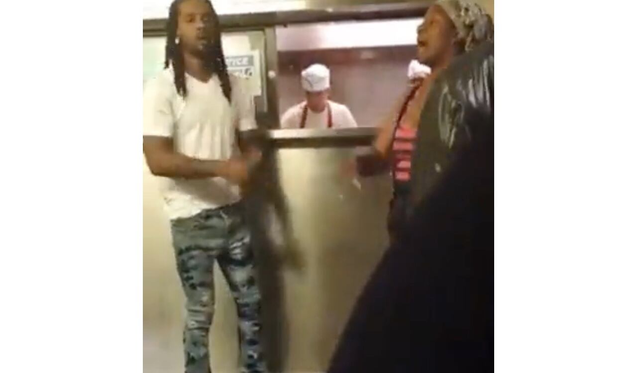 Jeremy Brown, de 32 años, minutos antes de agredir a Carlishia Hood (D)