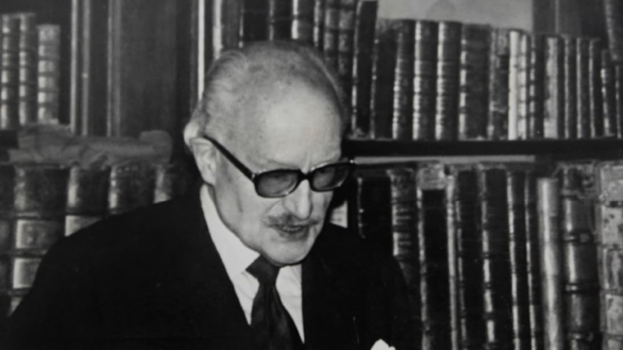 Nicolás Gómez Dávila en su biblioteca, una de las más completas e interesantes del país.